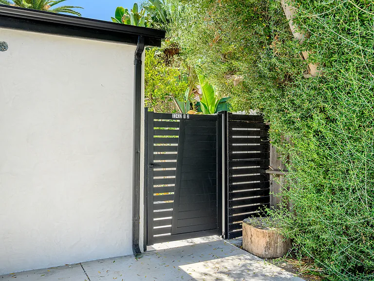 22432 Burbank Blvd #1/2 — Photo 18
