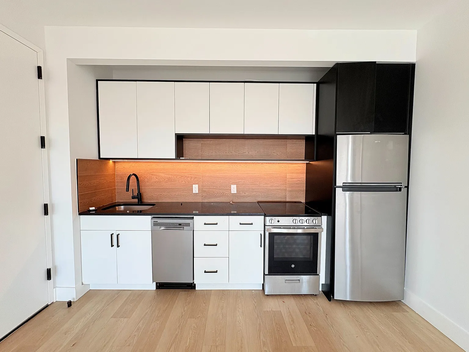 139 Frost St — Photo 2