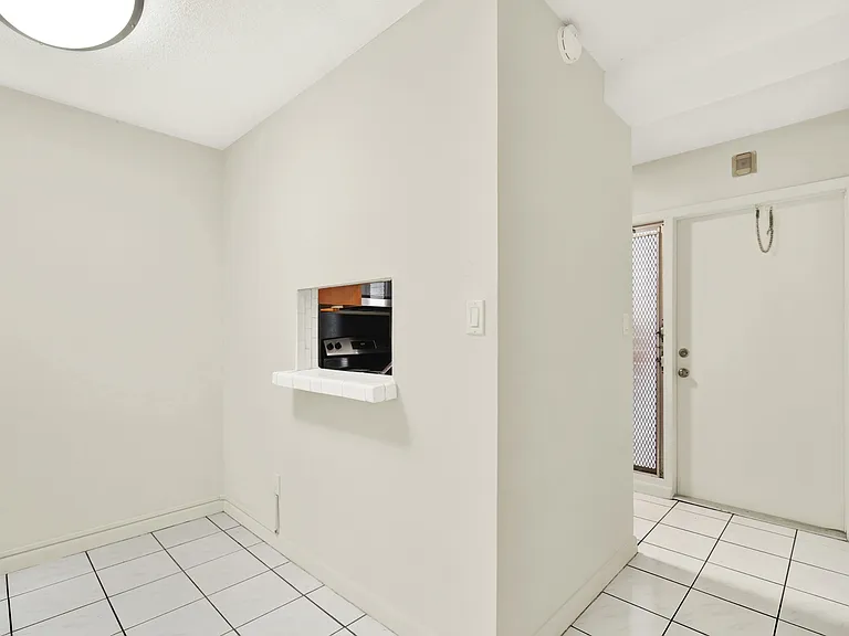 416 Santander Aveapt D — Photo 2