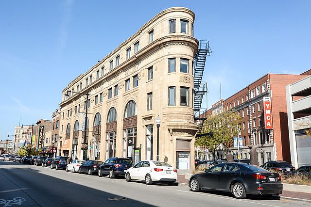 1st image of 3325 N Lincoln Ave APT 203