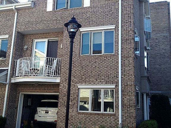 Balcony, garage, driveway pk