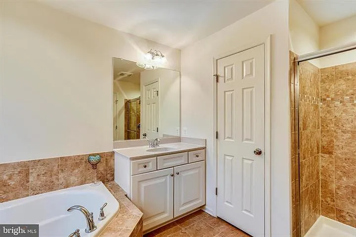 42243 Canary Grass Sq — Photo 16