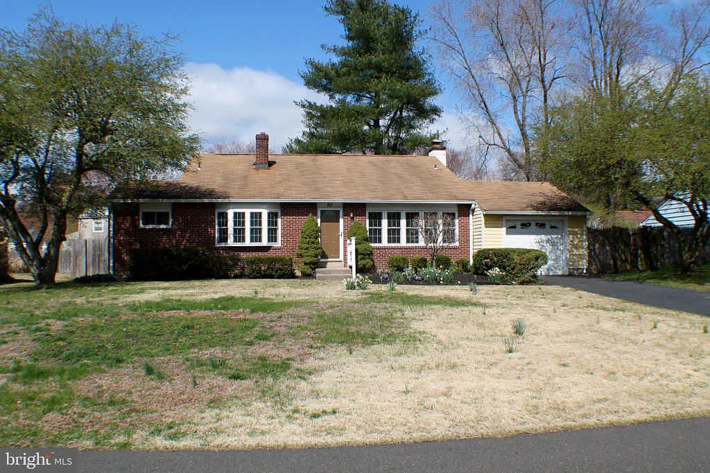 65 Manor Ln S photo 1