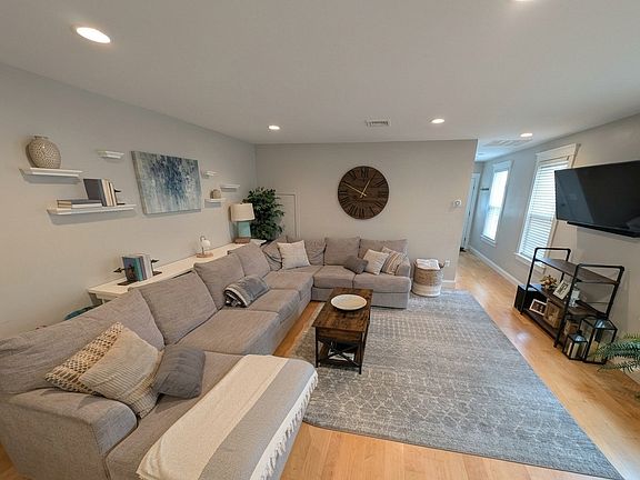 5th image of 219 Lexington St APT 2