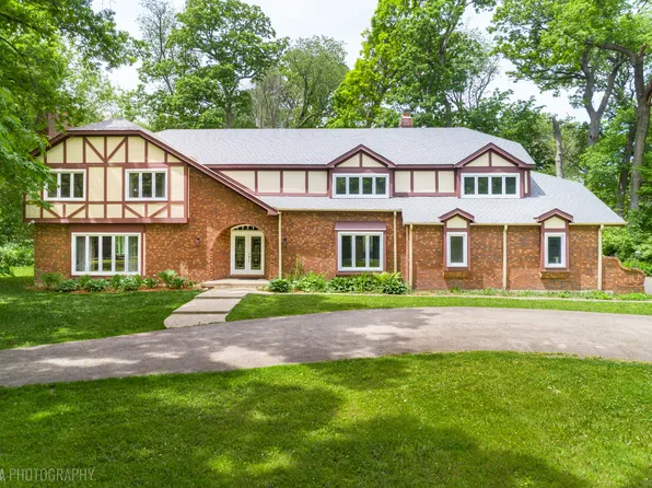 4 Auburn Ln, Barrington, IL 60010