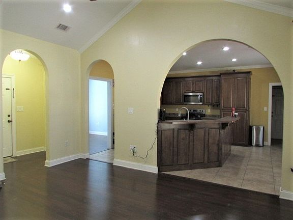 4th image of 2612 Jerry Jones Dr