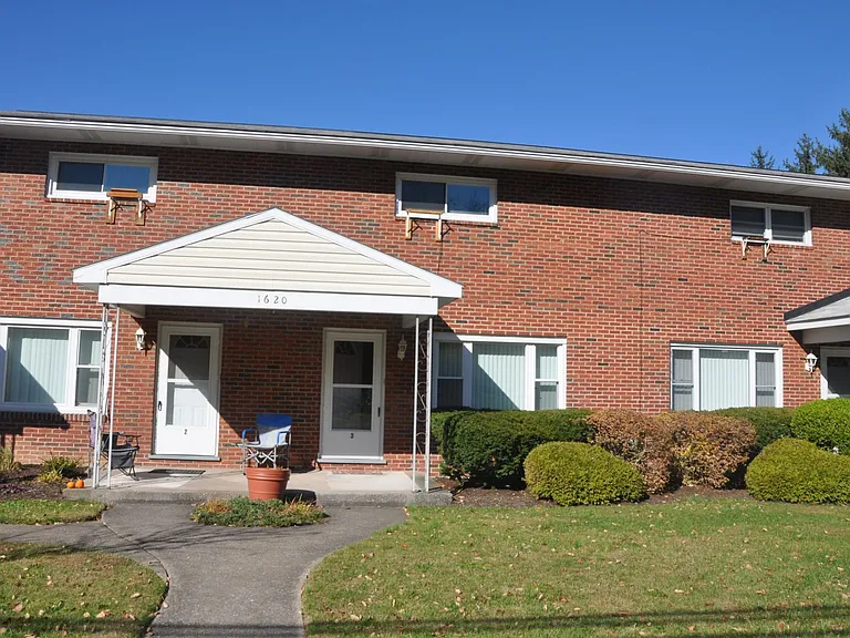 1620 Princeton Rd — Photo 1