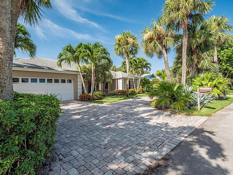 1425 Treasure Cove Ln — Photo 6