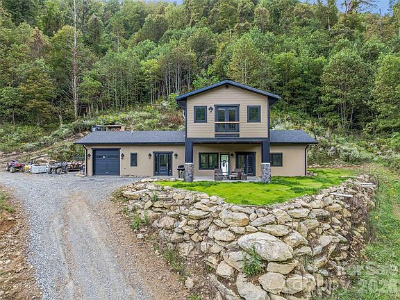 3rd image of 945 Roaring Fork Rd