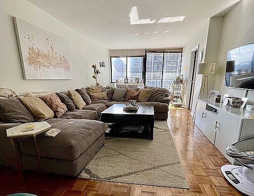 1st image of 110 E 35th St #4