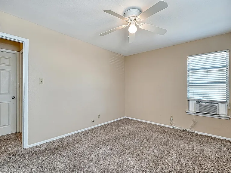 4906 Gladeview Dr — Photo 11