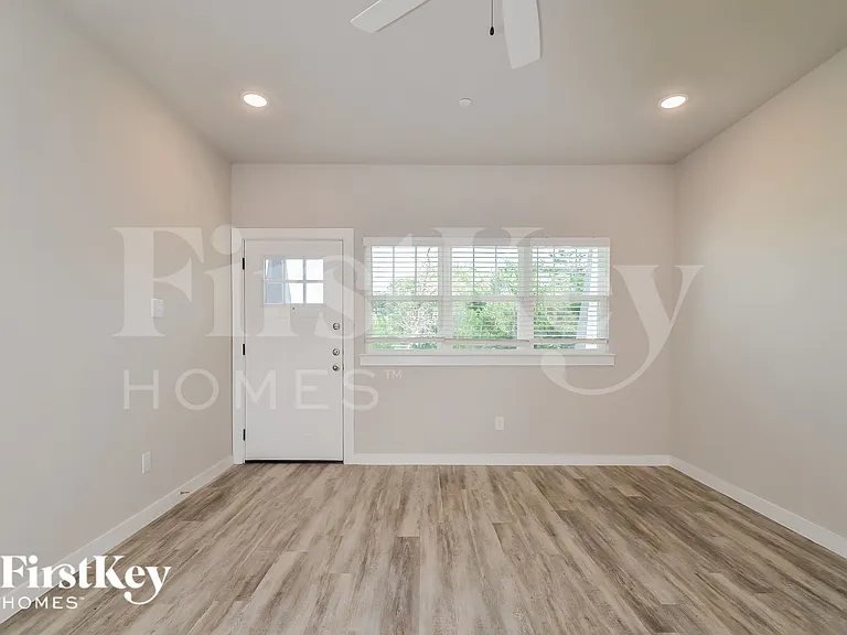 342 Niki Dr — Photo 3