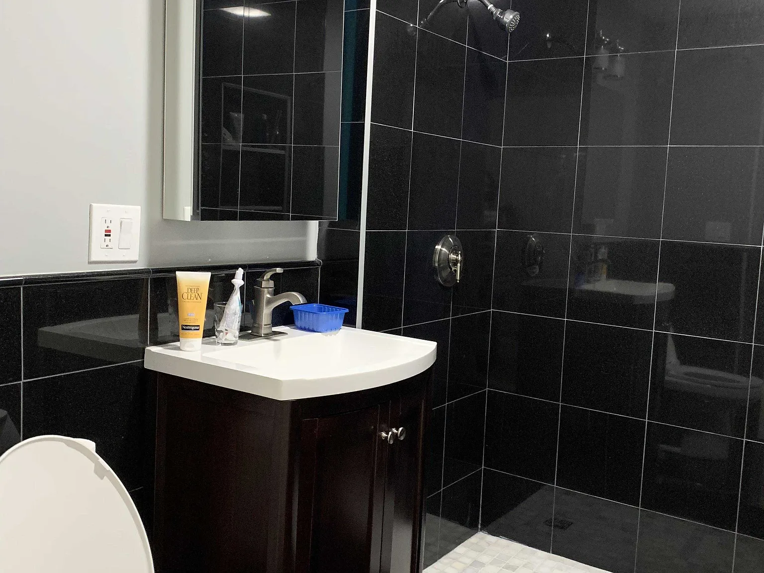 4 bed, $6,400 — Photo 1