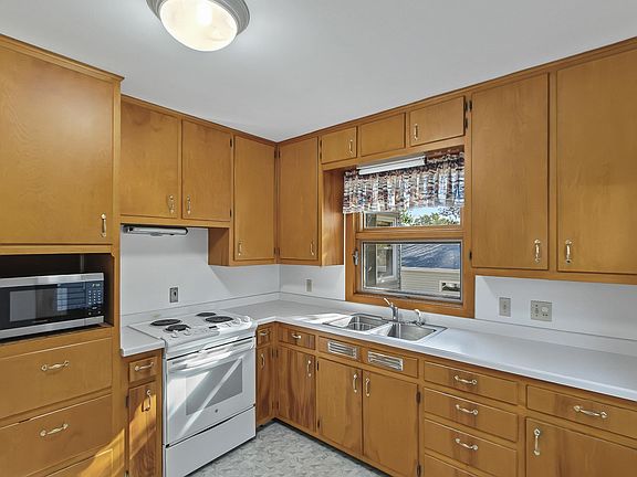 2nd image of 722 8th St