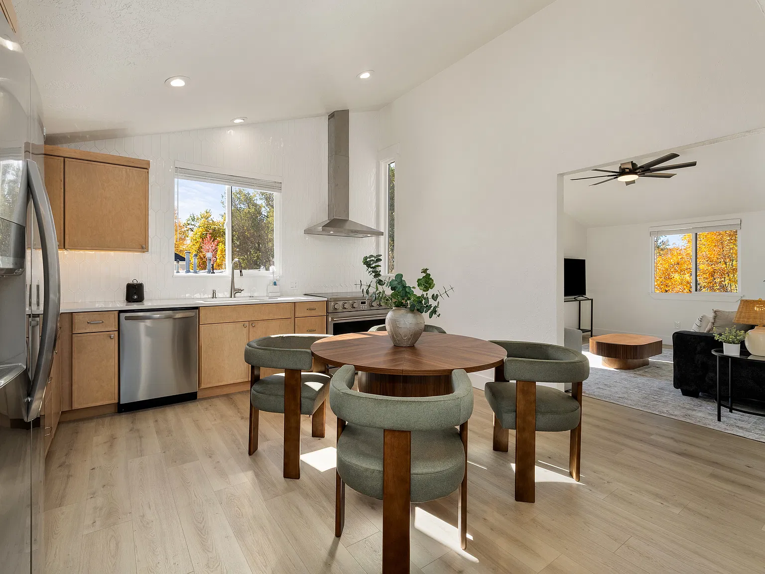 1 bed, 900 sqft, $3,000 — Photo 3