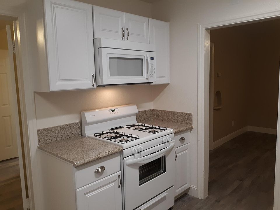 Kitchen - Gas stove with microwave range hood & granite counters