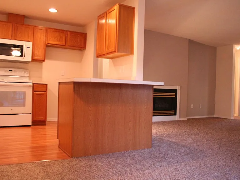 375 W 8th St — Photo 3