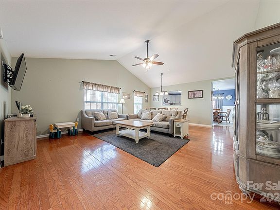 4th image of 15212 Edgewater Forest Ln