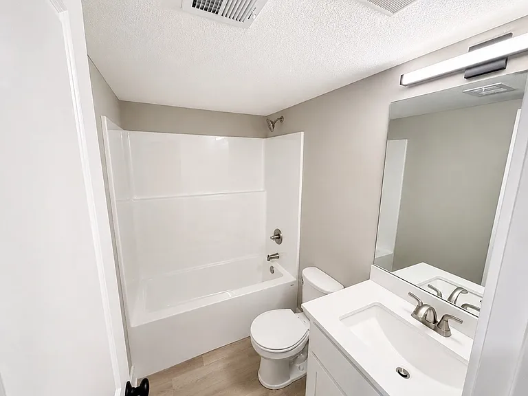 512 W Lawrence St — Photo 9