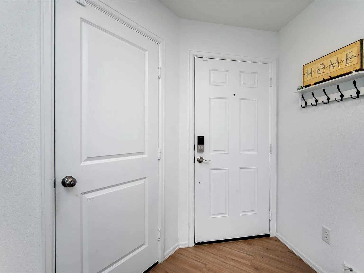 4 bed, 2.5 bath, 1861 sqft, $2,000 — Photo 3