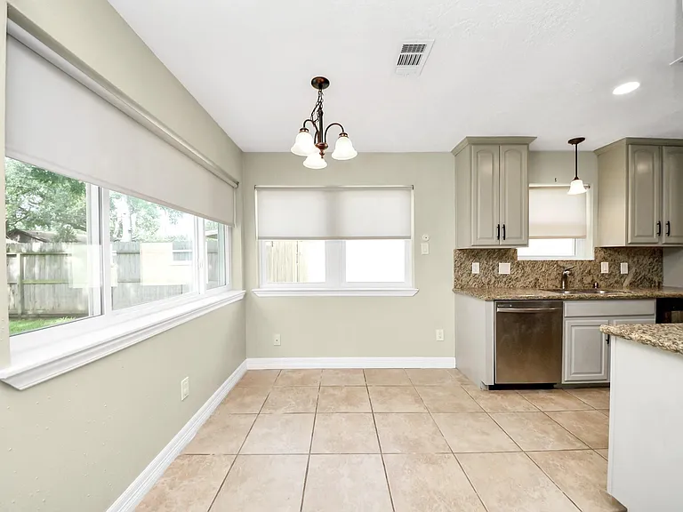 1104 N Heron Dr — Photo 11