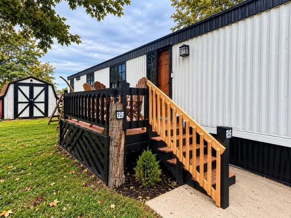1062 Yale St, Carleton, MI 48117