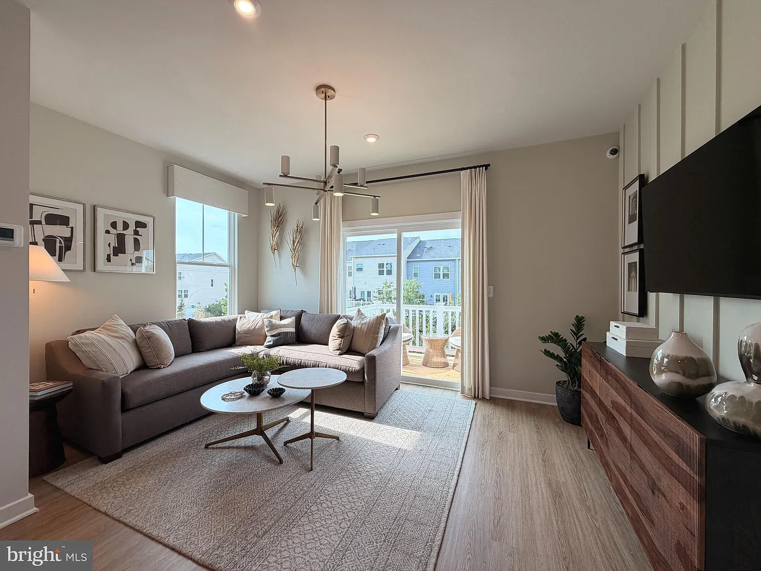 3 bed, 3.5 bath, 2015 sqft, $3,098 — Photo 2