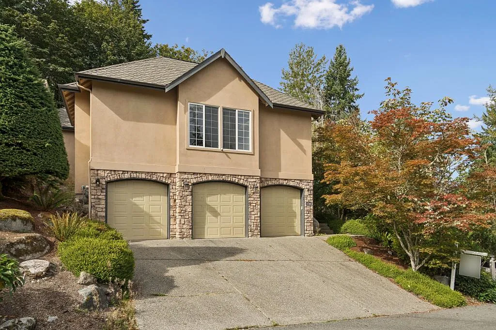 17247 SE 54th Place - 3 bedrooms + den — Photo 1