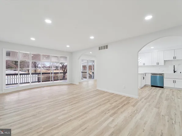 7 Hilltop Dr, Cherry Hill, NJ 08003
