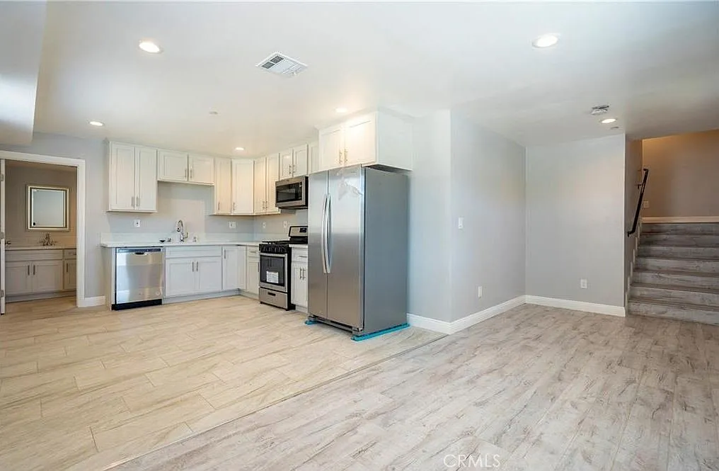 6 bed, 2546 sqft, $5,400 — Photo 2