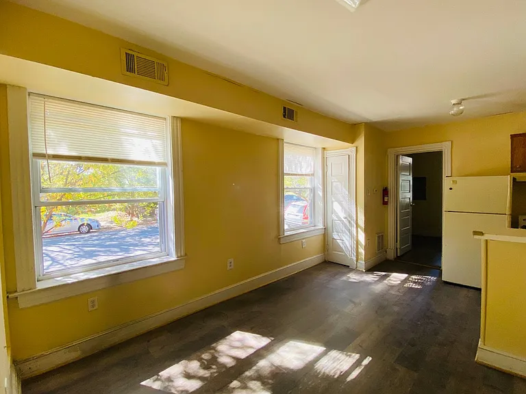 2 N. Dooley Ave. — Photo 5