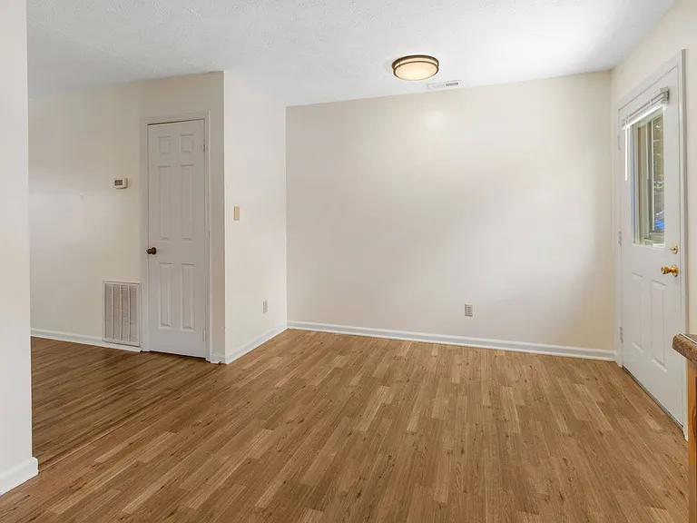 35 Hamburg Dr — Photo 10