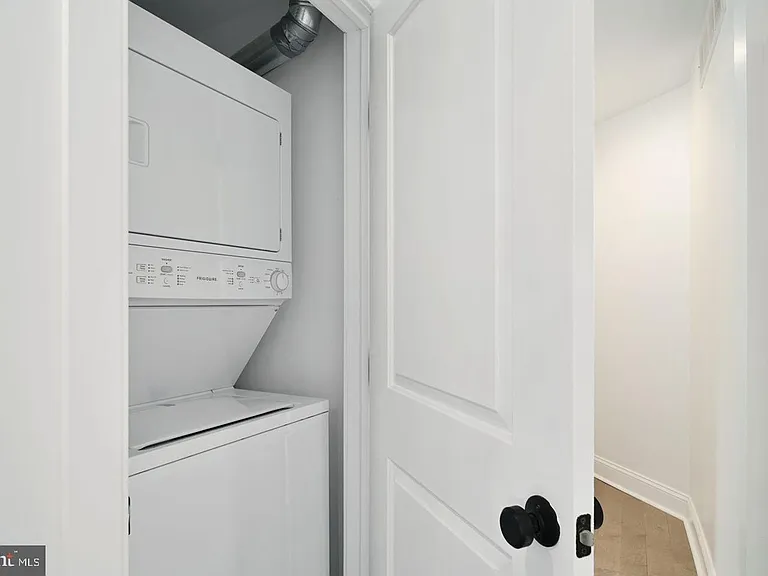 2409 Catharine St — Photo 31