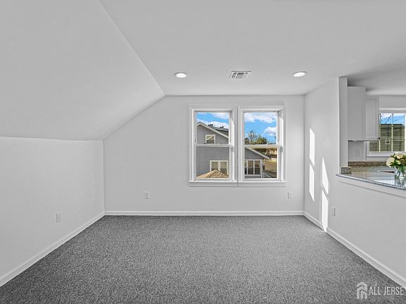 3rd image of 43 Hillcrest Ave