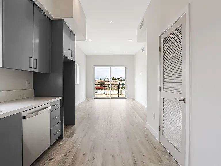 3308 Mentone Ave #304 — Photo 7