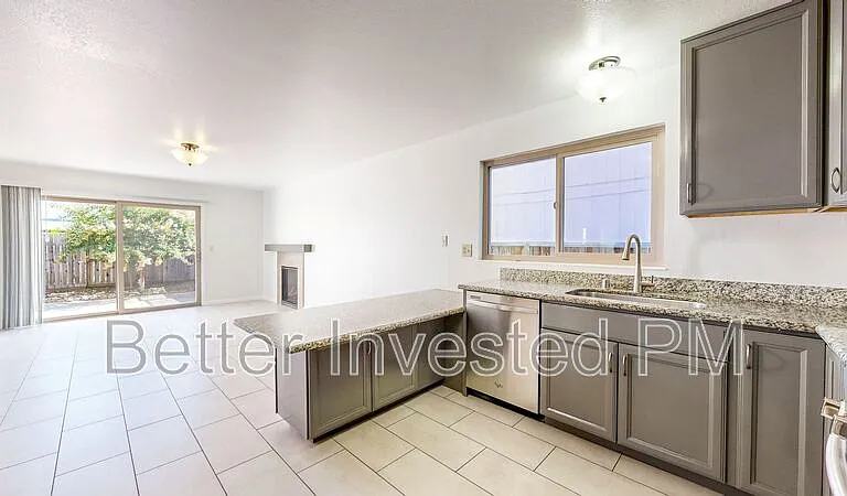 1417 Gregory Ct — Photo 5