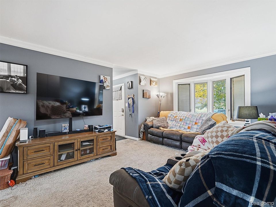 27081 Larkin Dr, photo 9