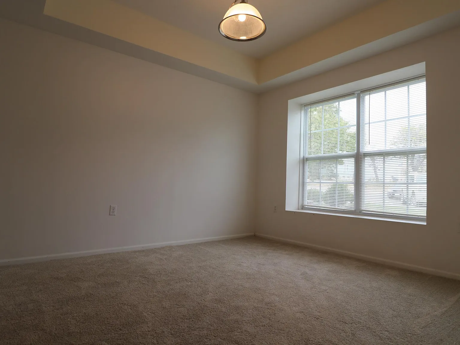 3 bed, 2.5 bath, 1850 sqft, $1,400 — Photo 2