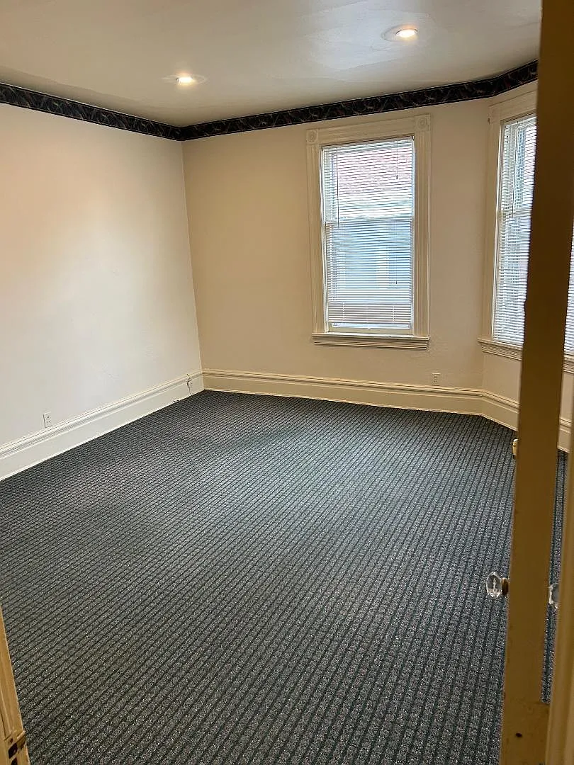 525 Livingston Ave NE — Photo 2