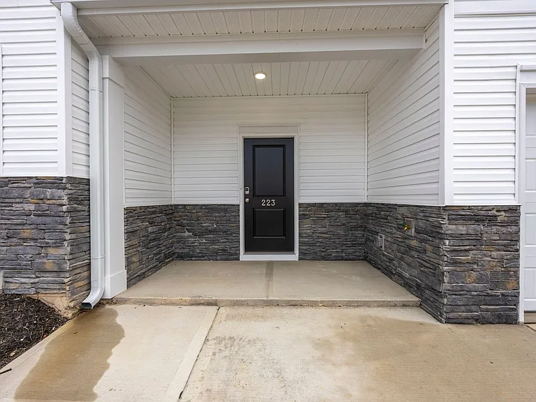 223 Sunny Hill Dr — Photo 2