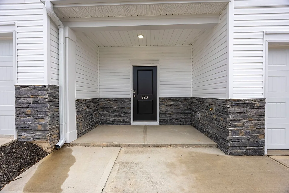 Building Photo - 223 Sunny Hill Dr