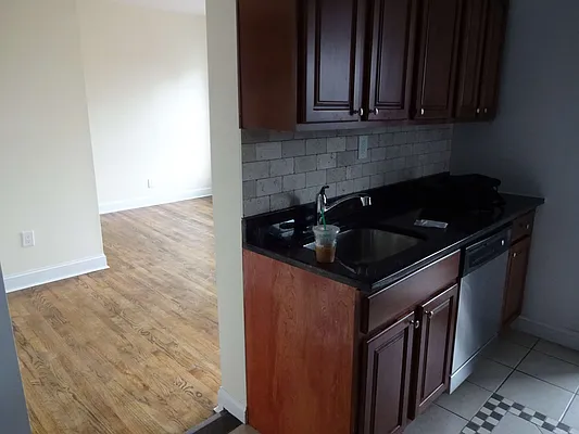 Rented by Salon Realty Corp | media 20