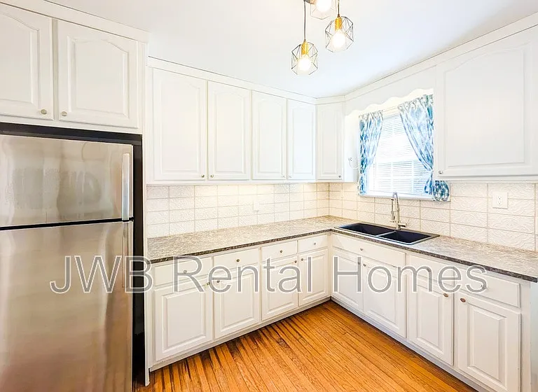 2245 Lake Shore Blvd — Photo 4