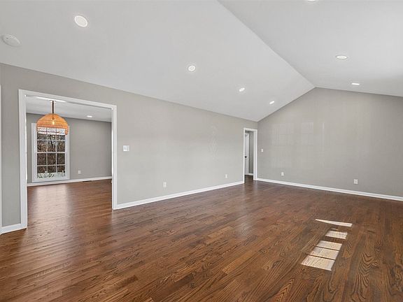 5th image of 704 Broadway Ave