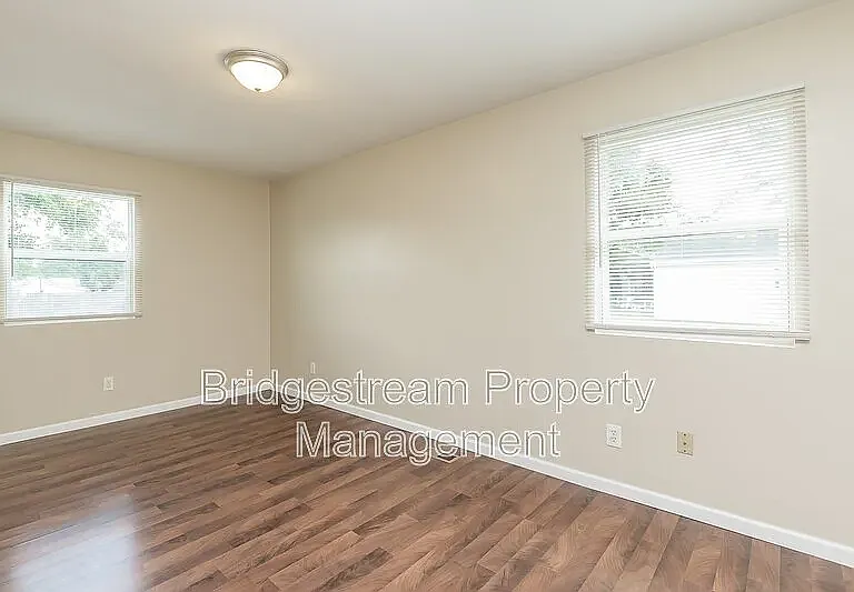 340 Walnut St — Photo 17