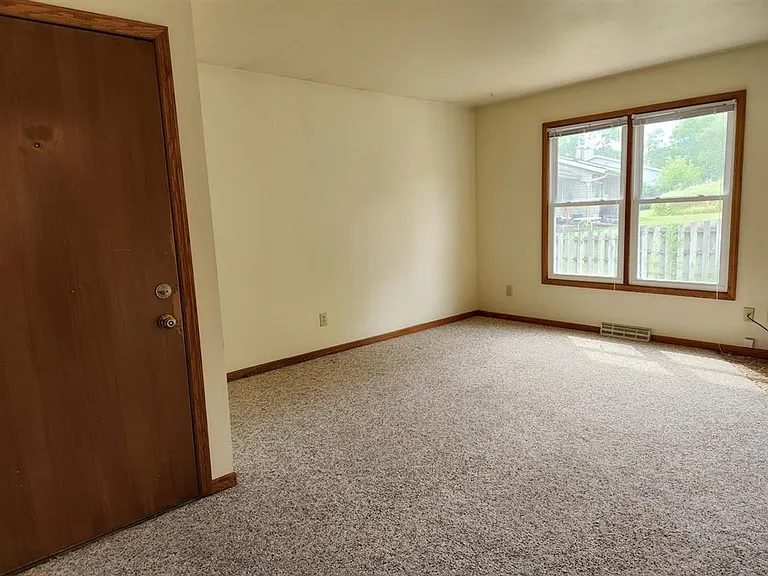 4 La Crescenta Cir — Photo 3