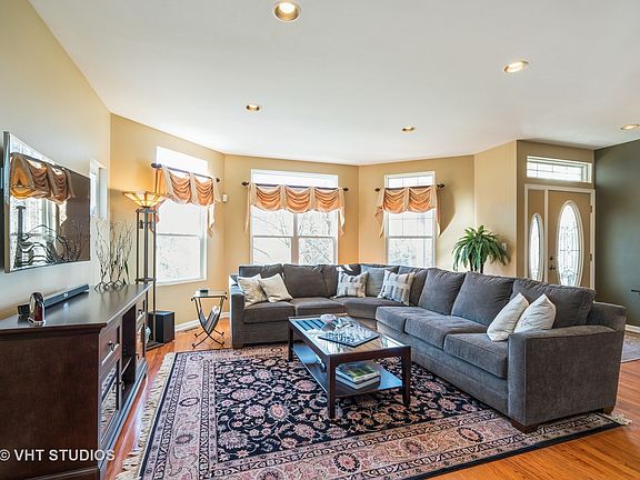 3rd image of 3867 N Kenton Ct