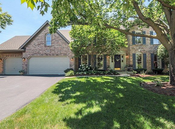This Home has it All! Prime Cul-de-sac lot- Premium Landscape-Paver Patio and  tear out and Remodeled High End  Kitchen!