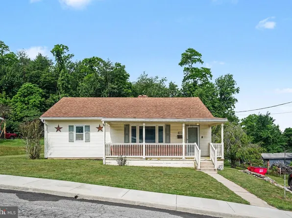 18 Holly St, Mount Holly Springs, PA 17065
