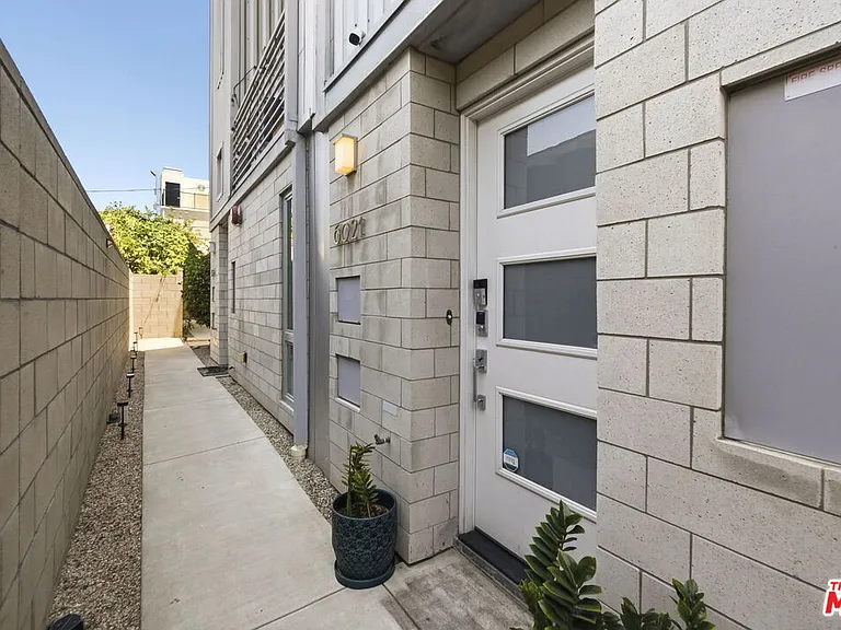 6021 W Beachwood Ln — Photo 2